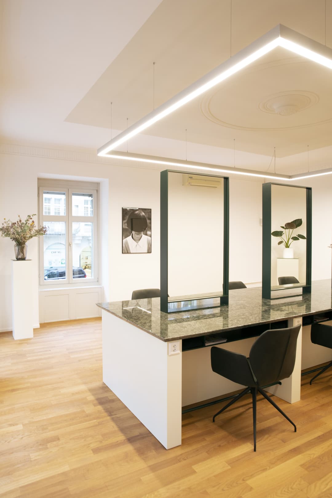 Bild von hellem Schneideraum mit Spiegeln